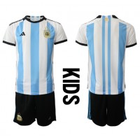 Camisa de Futebol Argentina Equipamento Principal Infantil Mundo 2022 Manga Curta (+ Calças curtas)